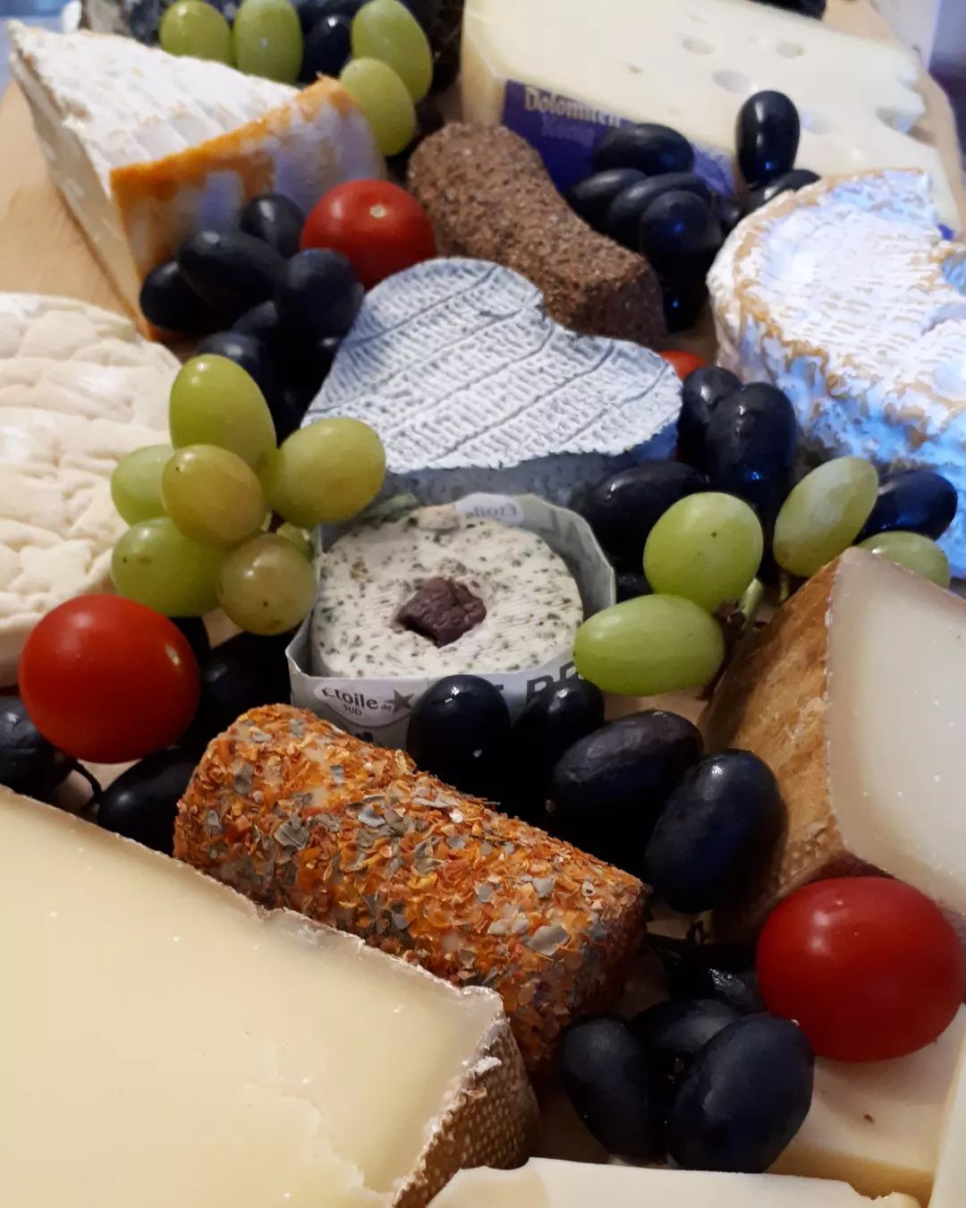 Einen Grund zum Feiern gibt's immer 🧀🍷🍇😋
#käse #cheese #fromage #formaggio #heidelbergfood #heidelberg #vegetarisch #käseecke #küchererskäseecke #käseplatte #käseundwein #hendesse #handschuhsheim #ichliebekäse #schmankerl #käseliebe #delikatessen #spezialitäten #käsemachtglücklich #leckeraufsbrot #savoirvivre #feinkost #feinschmecker