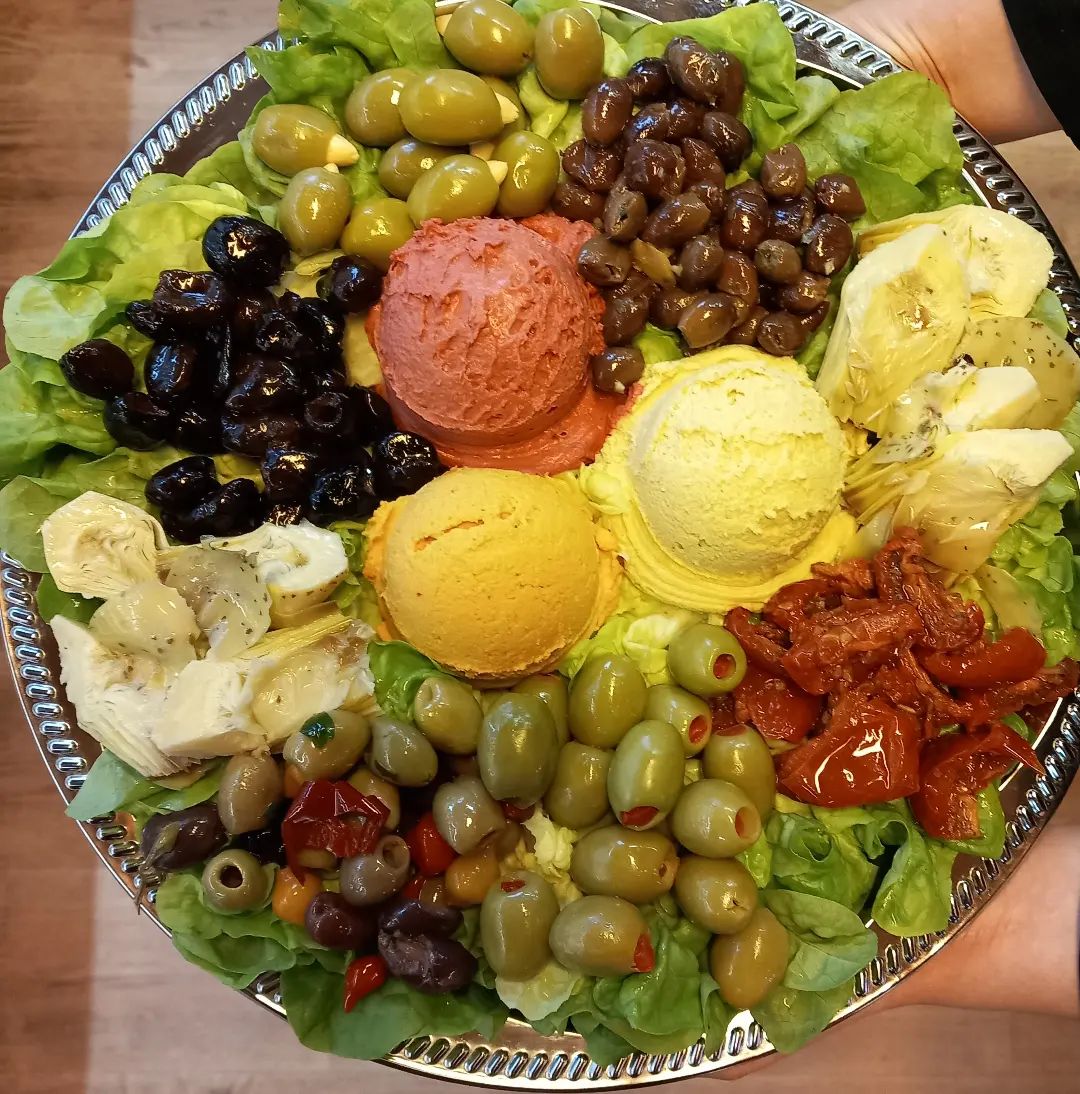 Mediterrane Platte mit dreierlei Hummus (Natur, Rote Bete, Chili) und Antipasti 🫒🍅🌶🫑
#käseecke #käseundwein #käseplatte #küchererskäseecke #käseliebe #käse #hummus #antipasti #delikatessen #savoivivre #snack #snackplatte #schmankerl #spezialitäten #oliven #vegan