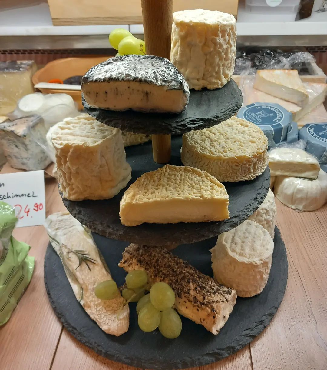 Ziegenkäse Türmchen 🐐🧀🍇 mit vielen Spezialitäten aus Frankreich 
#käse #käseladen #küchererskäseecke #käsetheke #käsemachtglücklich #käsemachtglücklich #käseecke #ziegenkäse #rohmilch #savoivivre #schmankerl #spezialitäten #heidelberg #tanteemmaladen #cheese #fromage #formaggio